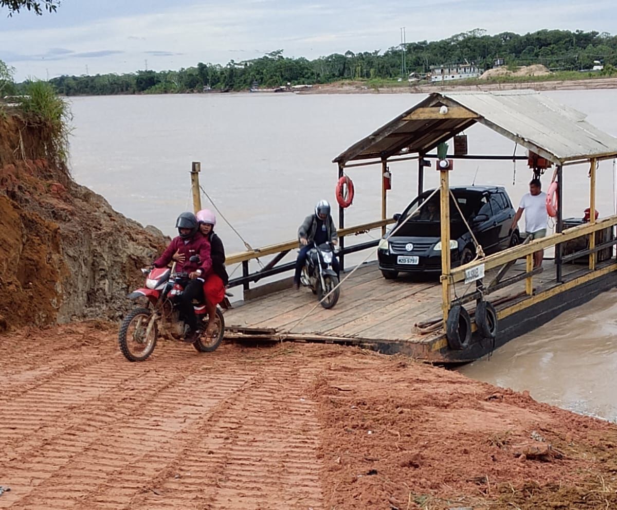 Interdição no acesso à balsa em Rodrigues Alves força desvio pela AC-407 e eleva tarifa para motos e carros nesta terça (12)