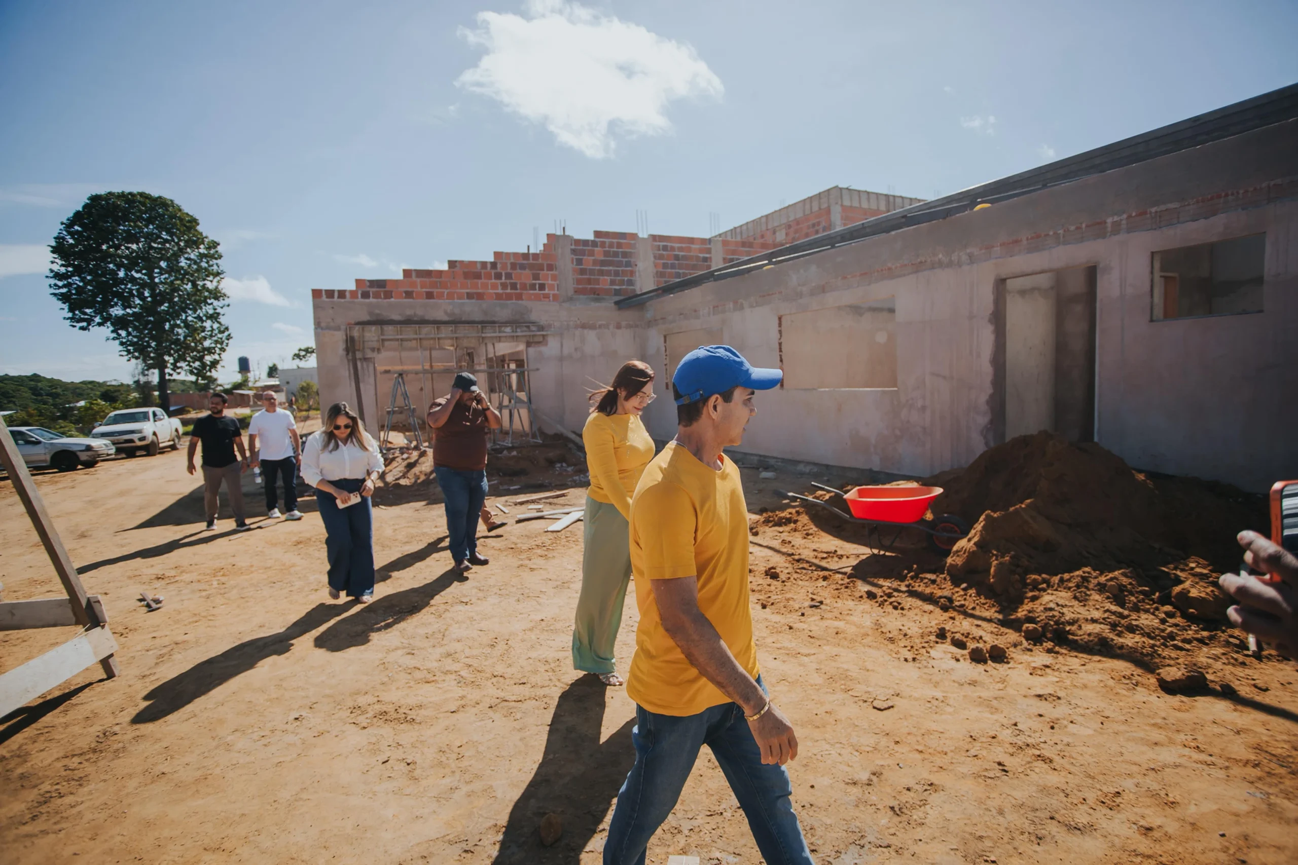 Prefeito vistoria obras do CAPS AD e do Centro do Idoso em Cruzeiro do Sul