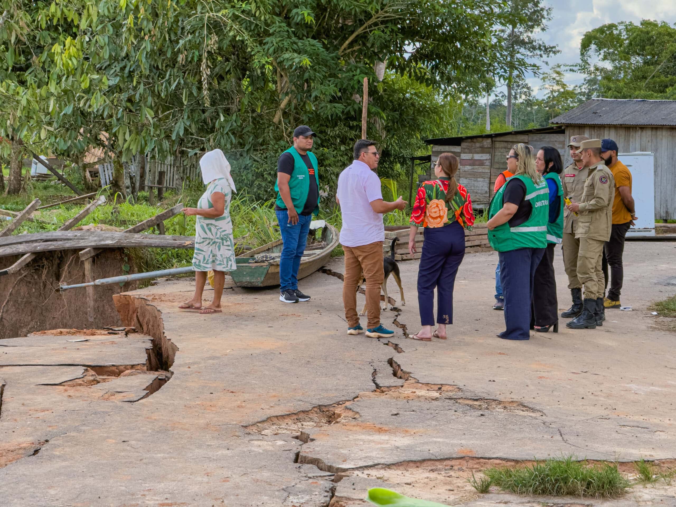 Governo do Acre reforça assistência a famílias após desbarrancamento em Rodrigues Alves