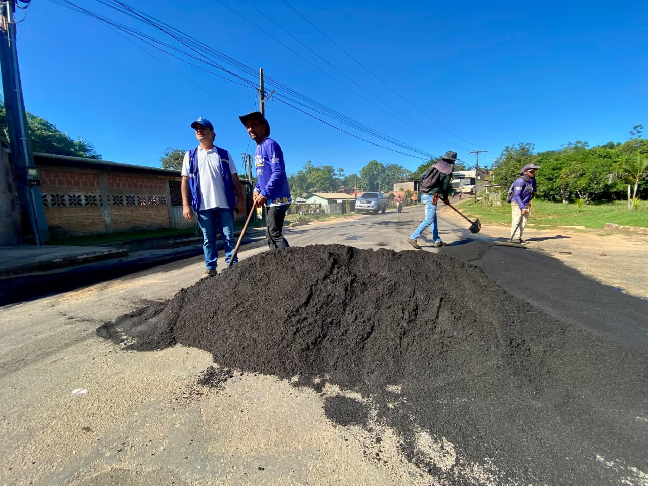 Prefeitura de Cruzeiro do Sul intensifica tapa-buracos e limpeza urbana nesta sexta-feira