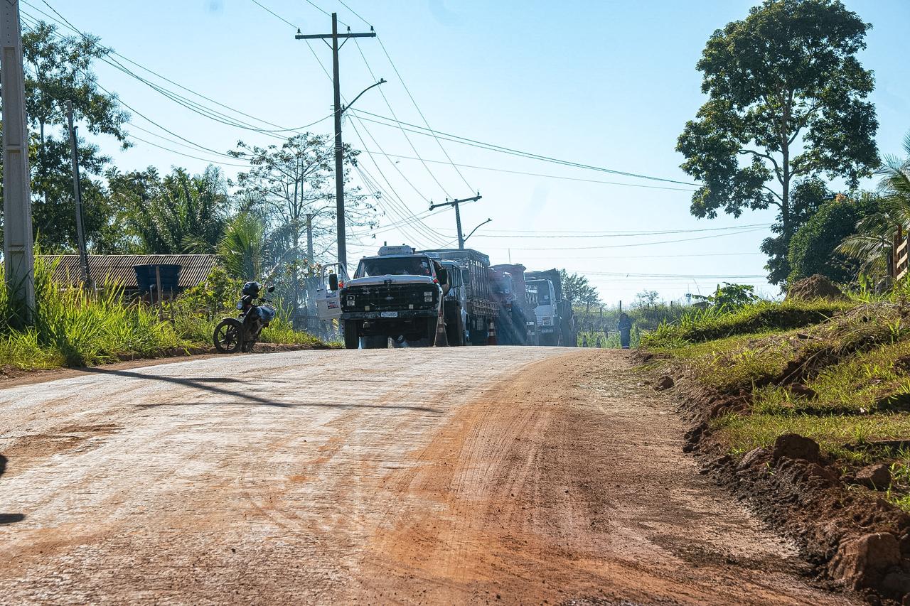 Prefeito vistoria obras de recuperação no Ramal das Cooperativas em Rio Branco