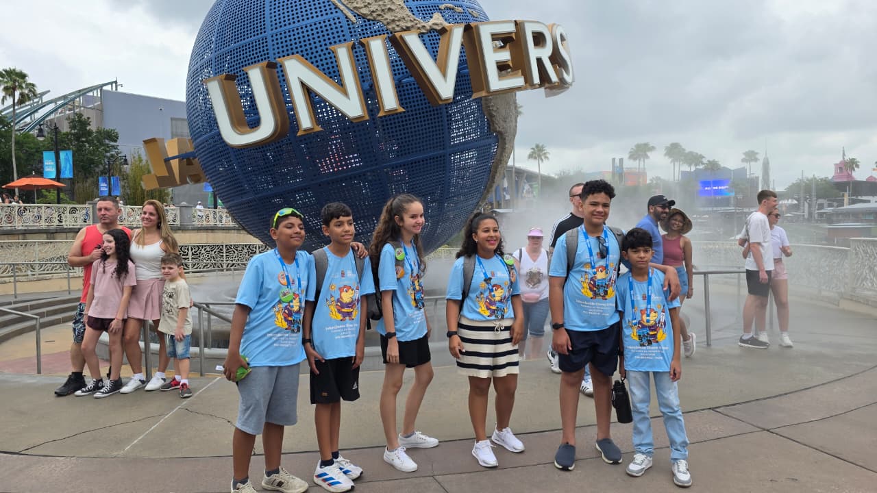 Alunos da rede municipal de Rio Branco passam por atrações de tecnologia e cinema na Universal Studios, em Orlando