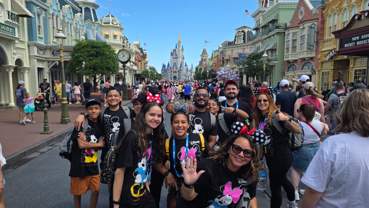 Educação leva estudantes de Rio Branco a Orlando e encerra roteiro com despedida nos parques da Disney e Universal