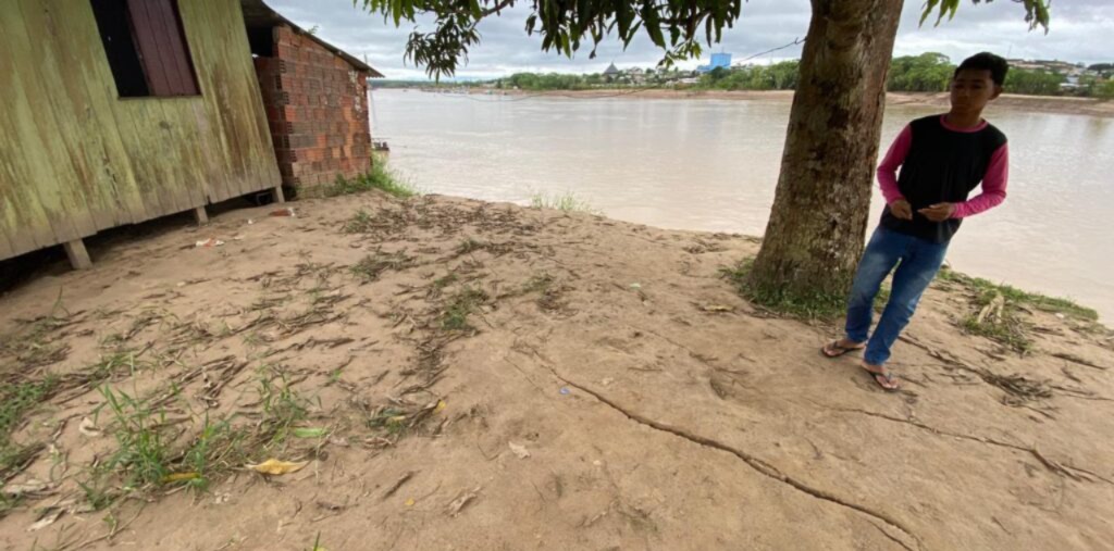 Vazante do Rio Juruá provoca desbarrancamento e deixa casas sob risco em Cruzeiro do Sul