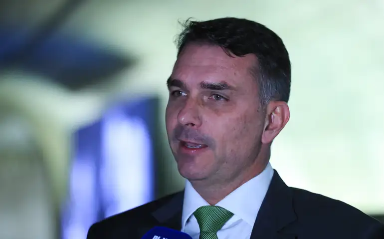 Áudio entre Flávio Bolsonaro e Daniel Vorcaro vira crise política e reacende pressão por CPI do Banco Master