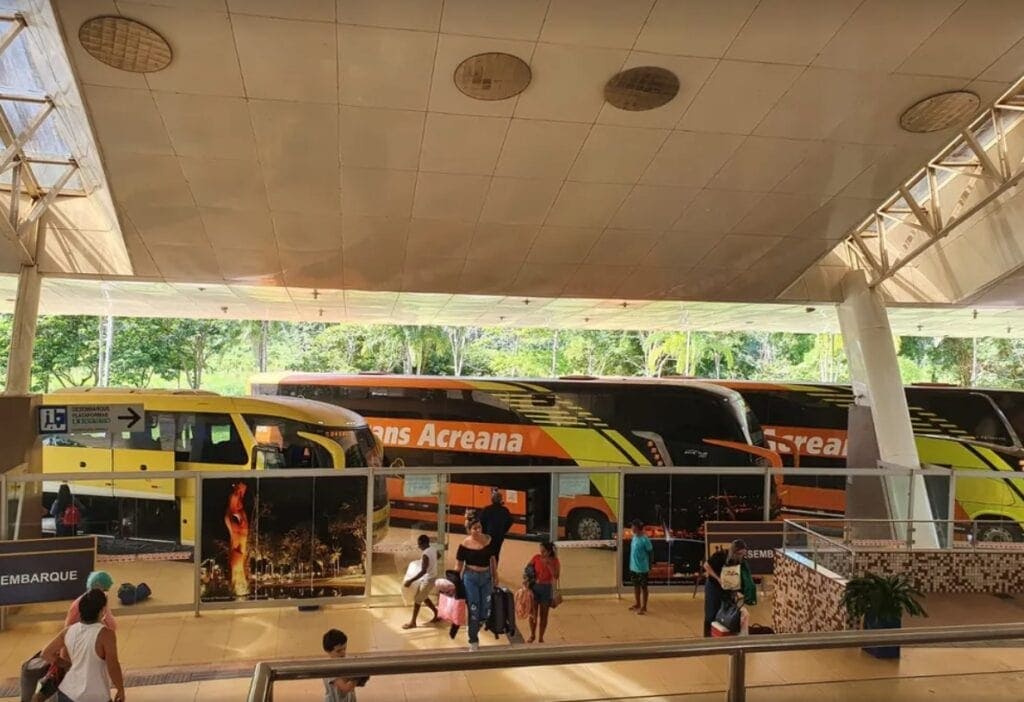 Transporte intermunicipal no Acre vira alvo de pacote duplo: tarifa temporária sobe 15% e fiscalização mira clandestinos nas estradas