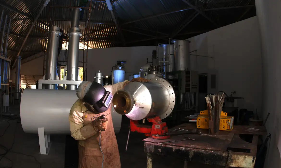 Produção industrial sobe 0,7% em abril e engata 4º mês de alta