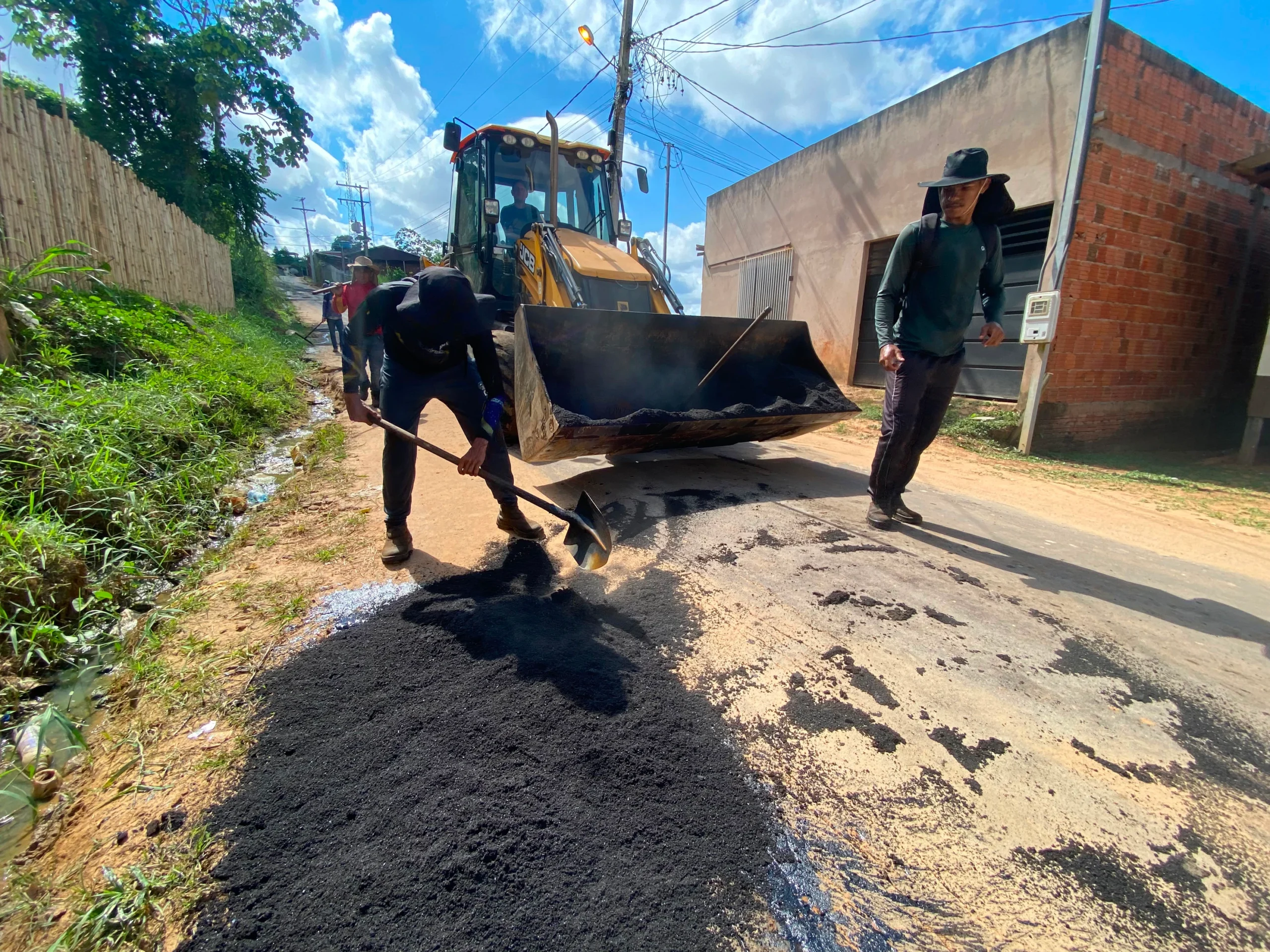 Prefeitura de Cruzeiro do Sul aplica 30 toneladas de asfalto em operação tapa-buracos nesta terça