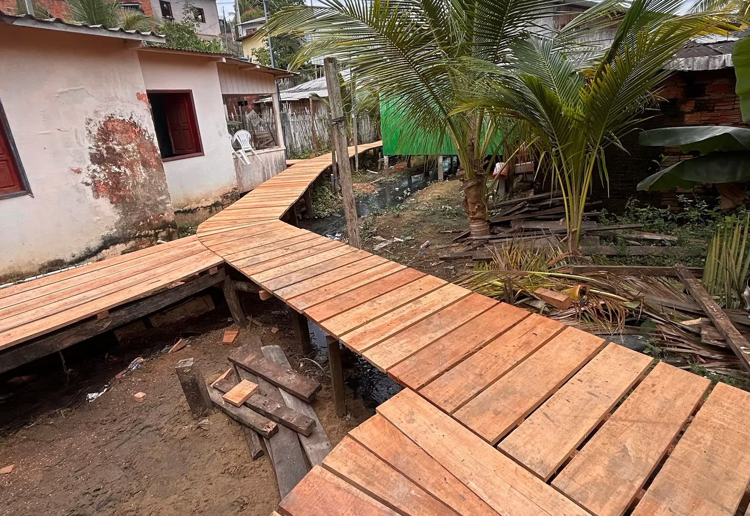 Cruzeiro do Sul constrói e revitaliza 313 metros de trapiches em áreas alagadiças