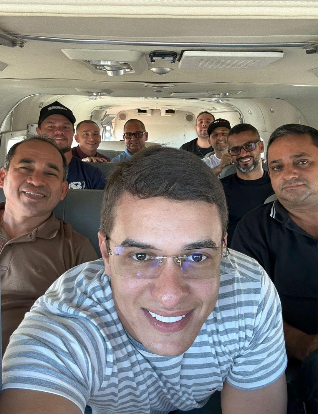 Vereadores de Cruzeiro do Sul embarcam para ato de Fábio Rueda e deixam no ar a pergunta sobre a conta