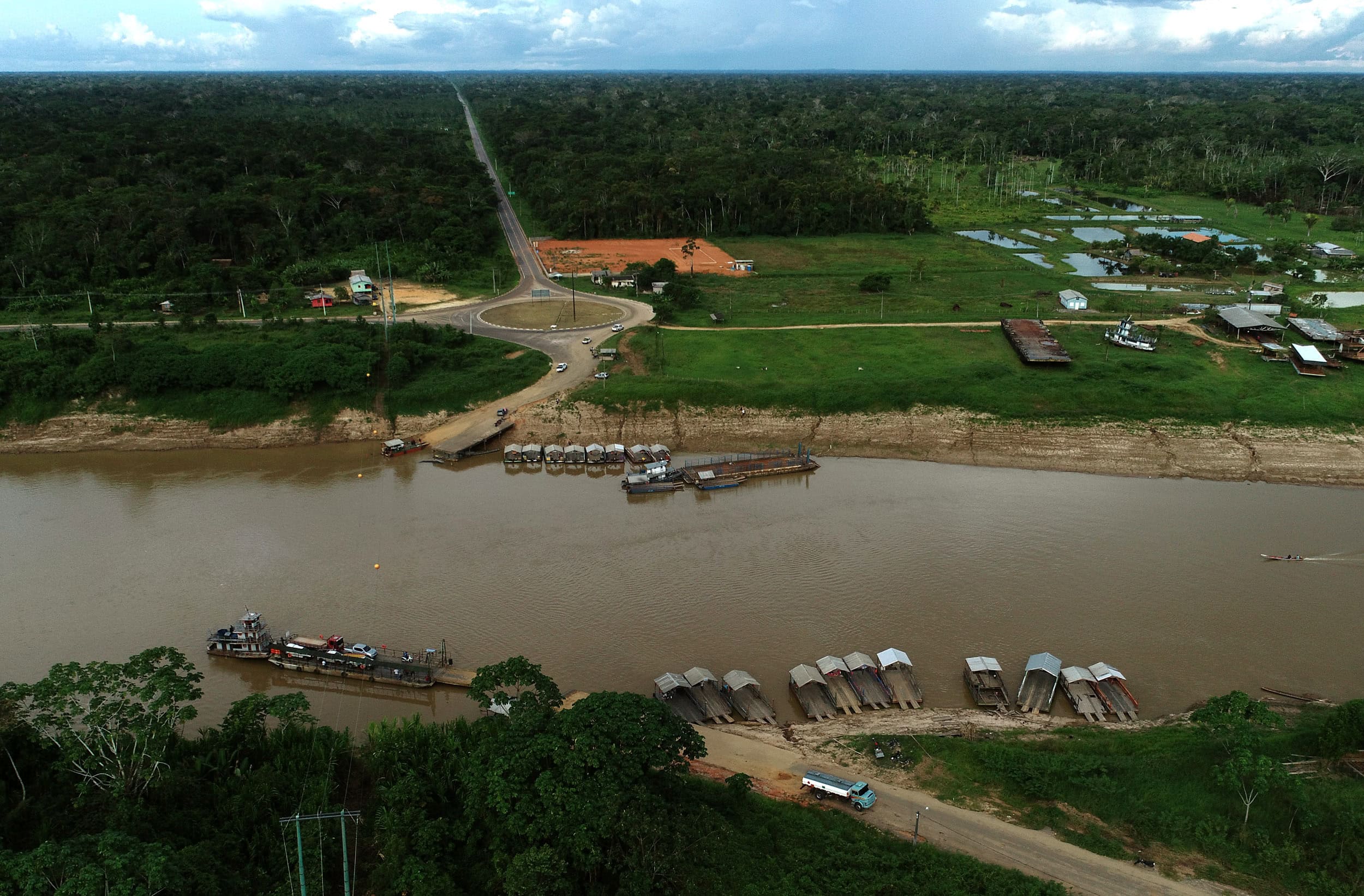 Prefeito de Rodrigues Alves diz que ponte ficou parada por ter sido amarrada à estrada para o Peru