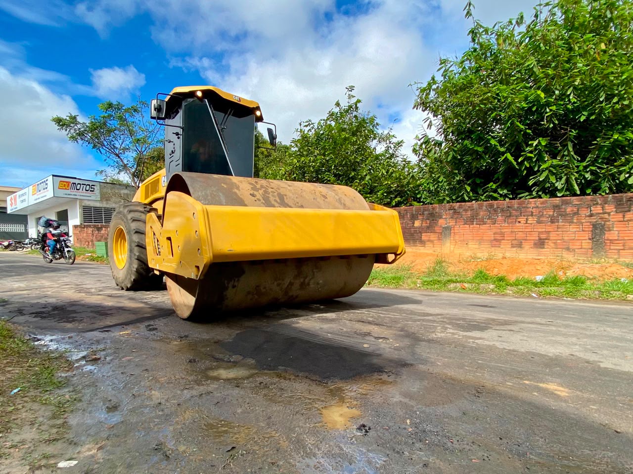 Cruzeiro do Sul intensifica tapa-buracos e serviços urbanos em vários bairros nesta terça-feira