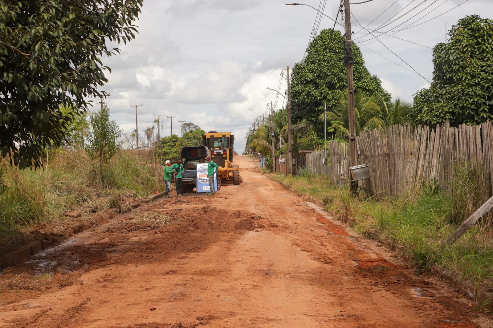 Prefeitura vistoria obras de pavimentação em sete ruas do Santa Cecília e acompanha asfaltamento no Taquari