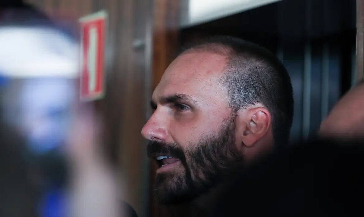 STF condena Eduardo Bolsonaro por coação no curso do processo