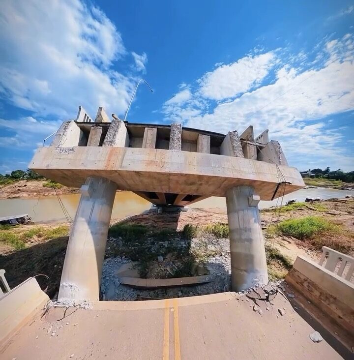 Imagens mostram tamanho do desastre após queda de ponte sobre o Rio Iaco