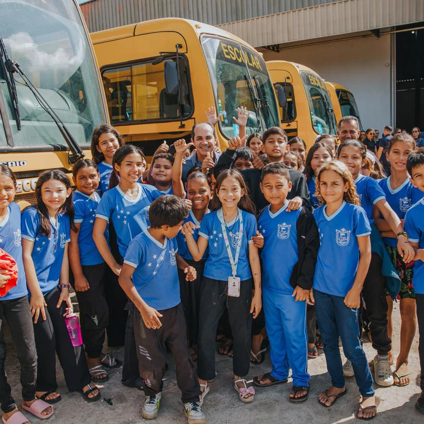 Cruzeiro do Sul recebe cinco novos ônibus escolares em investimento de mais de R$ 2 milhões