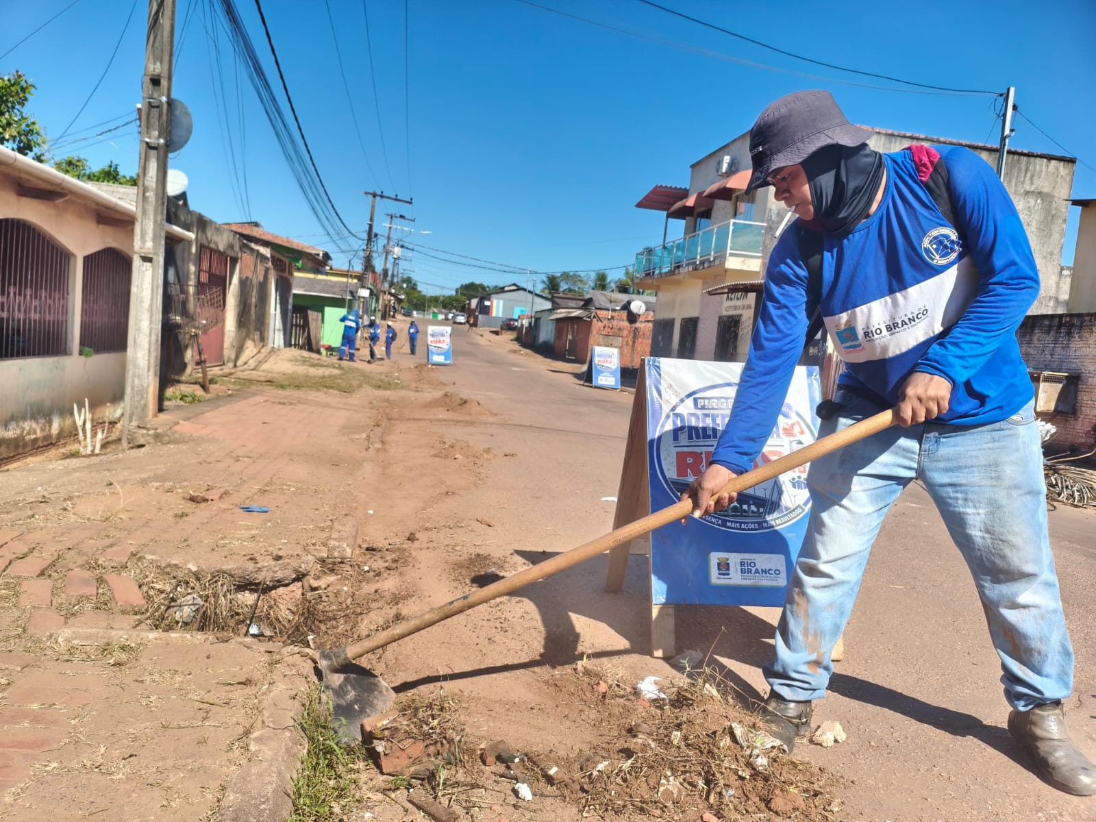 Prefeitura retira 250 toneladas de lixo do bairro Jorge Lavocat, em Rio Branco