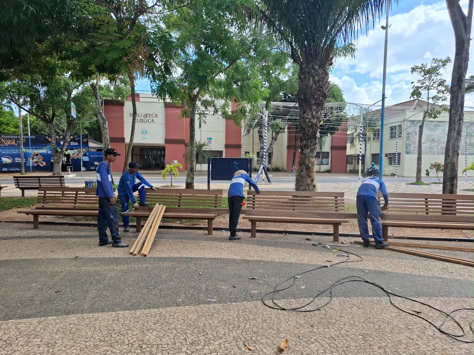 Prefeitura revitaliza bancos e lixeiras da Praça da Revolução em Rio Branco