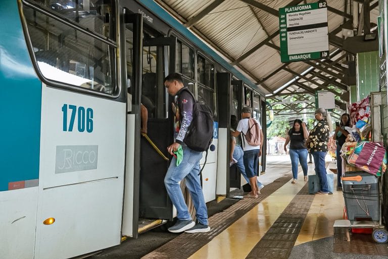 Justiça libera ônibus apreendidos e Prefeitura reforça frota do transporte coletivo em Rio Branco