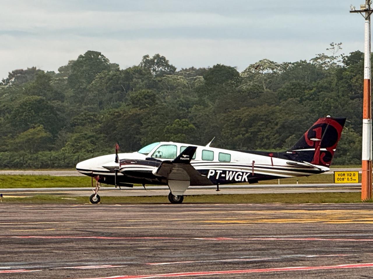 Avião de Gladson permanece no pátio do aeroporto de Cruzeiro do Sul dez dias após notícia de apreensão