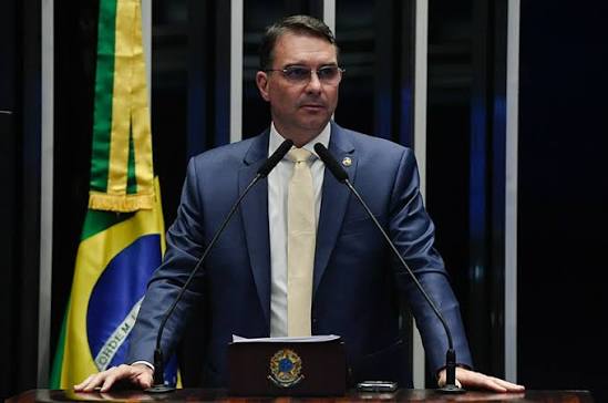 Carta de Flávio Bolsonaro aos EUA expõe cálculo eleitoral em meio a ameaça de tarifaço