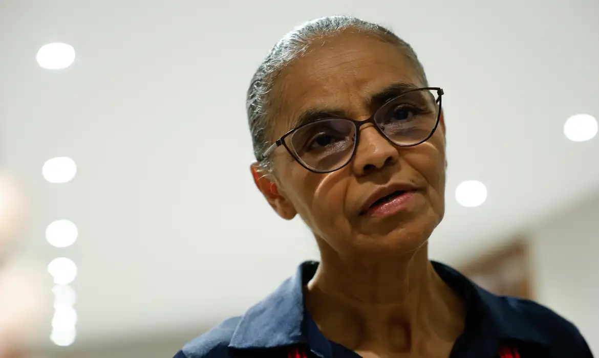 Marina Silva é abordada por homem durante ato de campanha em São Paulo