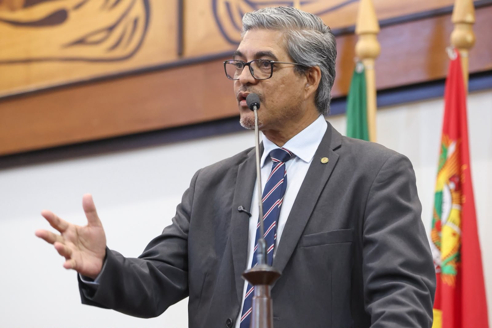 Edvaldo cobra explicações sobre merenda após alunos relatarem semanas de ovo e sardinha em Cruzeiro do Sul