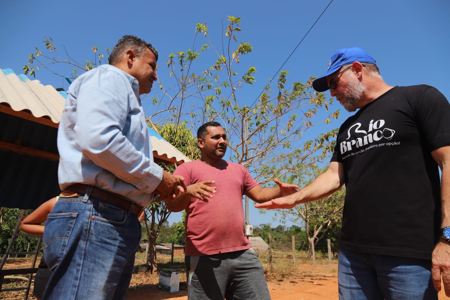 Prefeitura faz melhorias no Ramal do Junqueira e instala abrigos para estudantes em Rio Branco