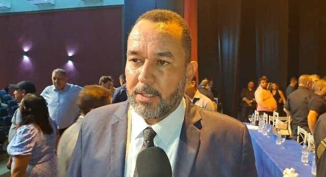 Elter Nóbrega relata que segurança retirou mesa de família para atender governadora em Cruzeiro do Sul
