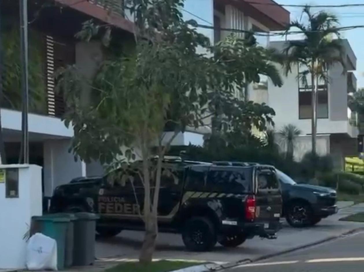 PF faz nova operação na casa de Gladson Cameli e apreende carros de luxo no Acre