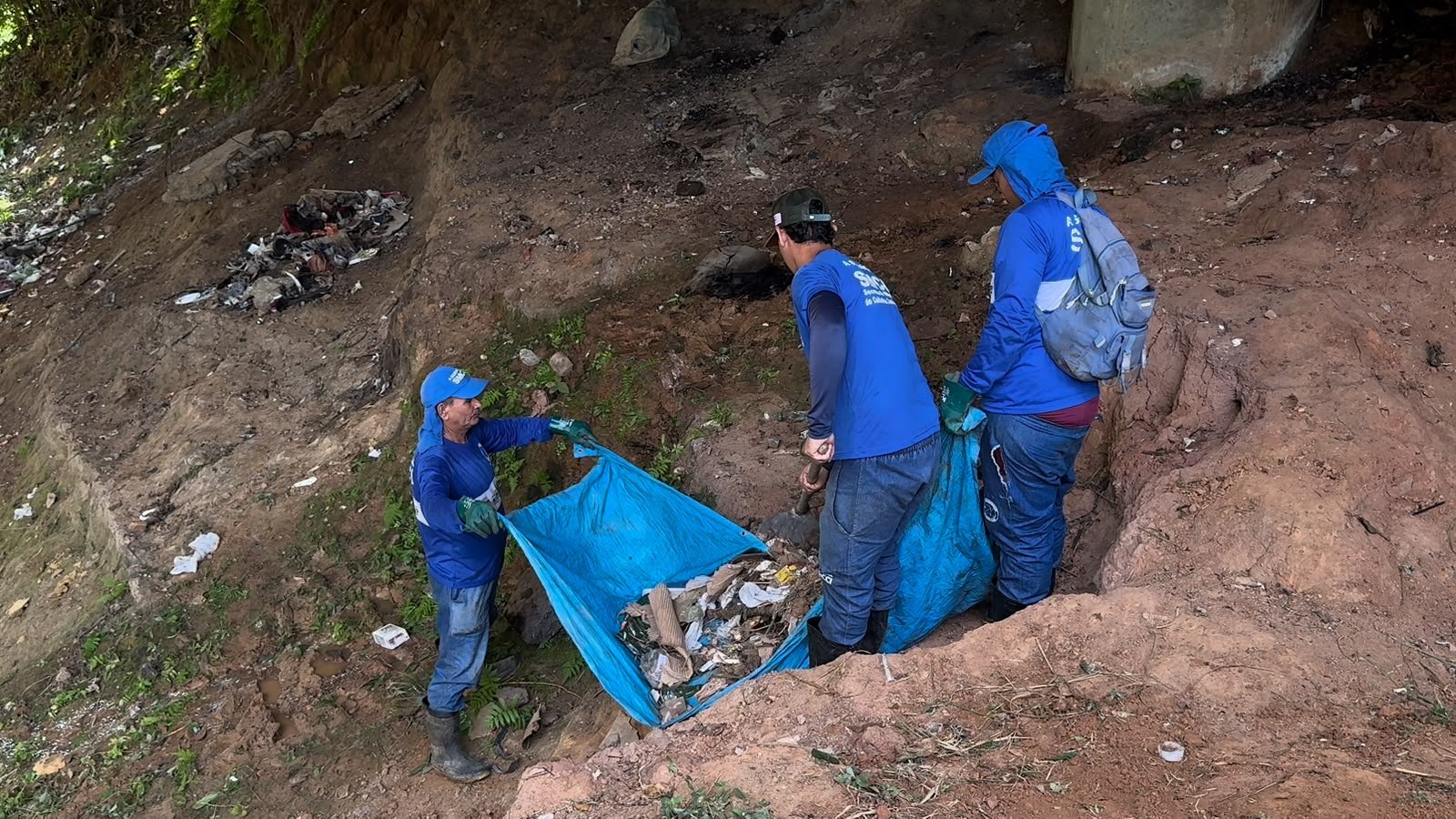 Prefeitura retira cerca de 40 toneladas de entulho do Igarapé São Francisco