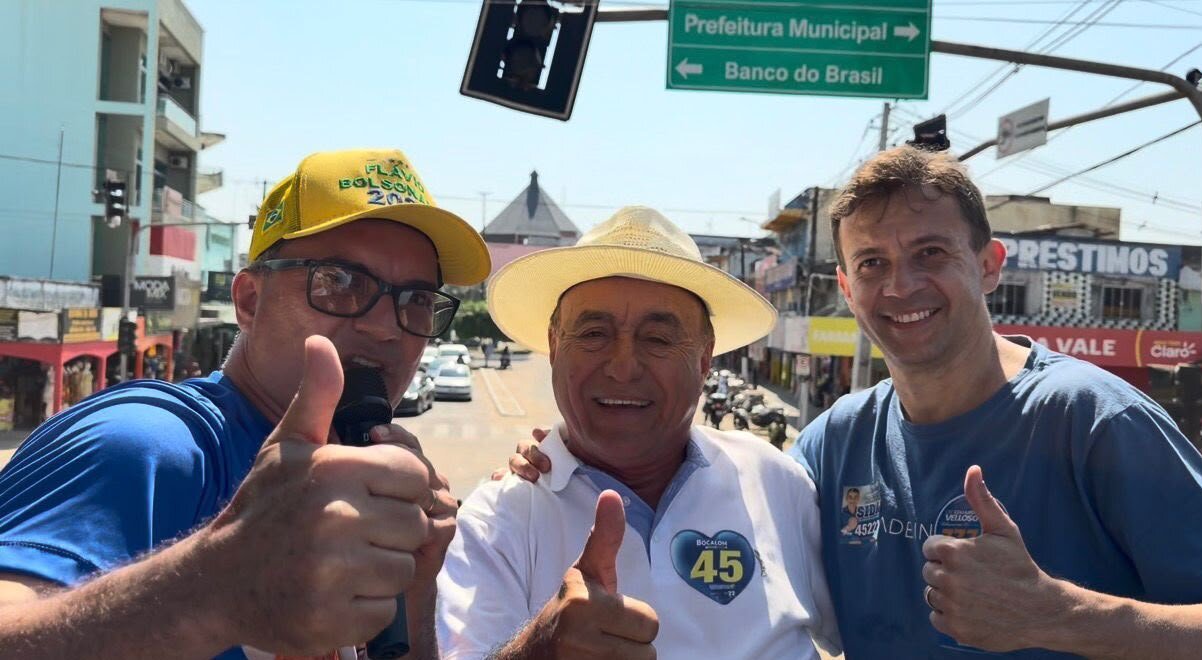Bocalom percorre ruas de Cruzeiro do Sul com Adonis e Velloso em ato de campanha