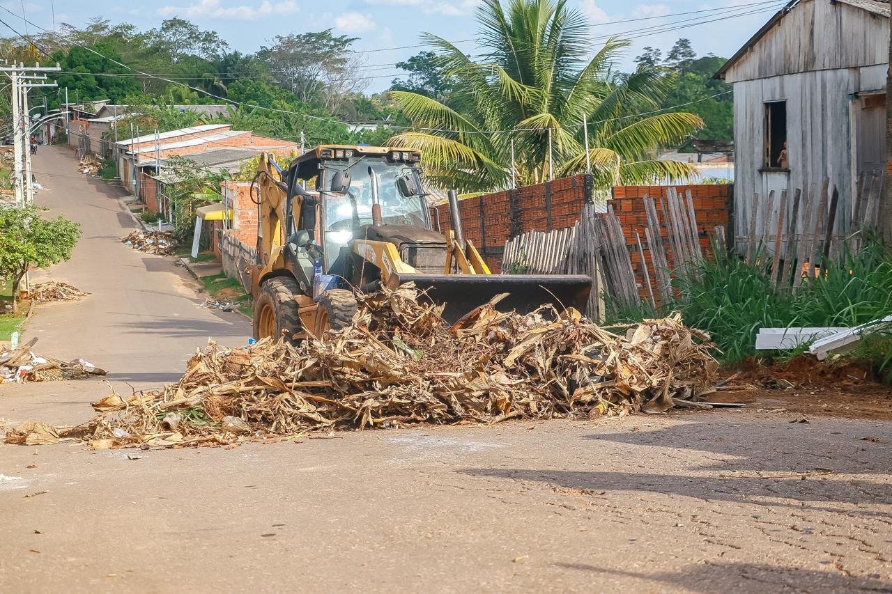 Prefeitura retira mais de 220 toneladas de entulho do bairro Vitória em dois dias