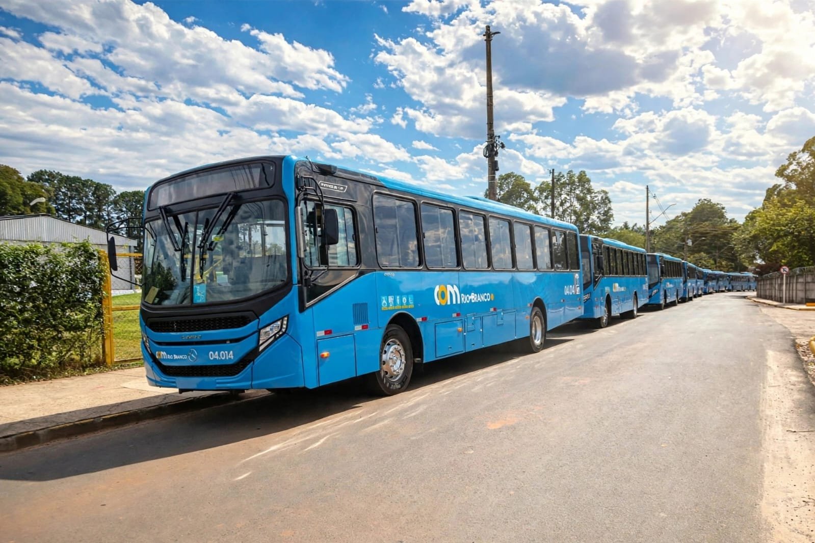 Nova frota de ônibus começa deslocamento para Rio Branco