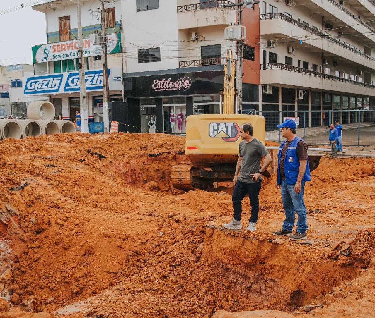 Prefeito Zequinha Lima vistoria construção de nova galeria na Avenida Joaquim Távora em Cruzeiro do Sul
