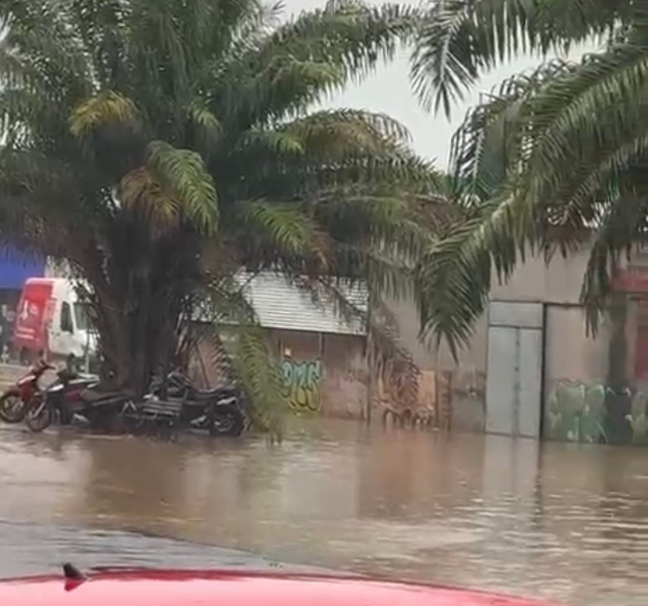 Chuva rápida provoca alagamento no centro comercial de Cruzeiro do Sul próximo à Câmara de Vereadores