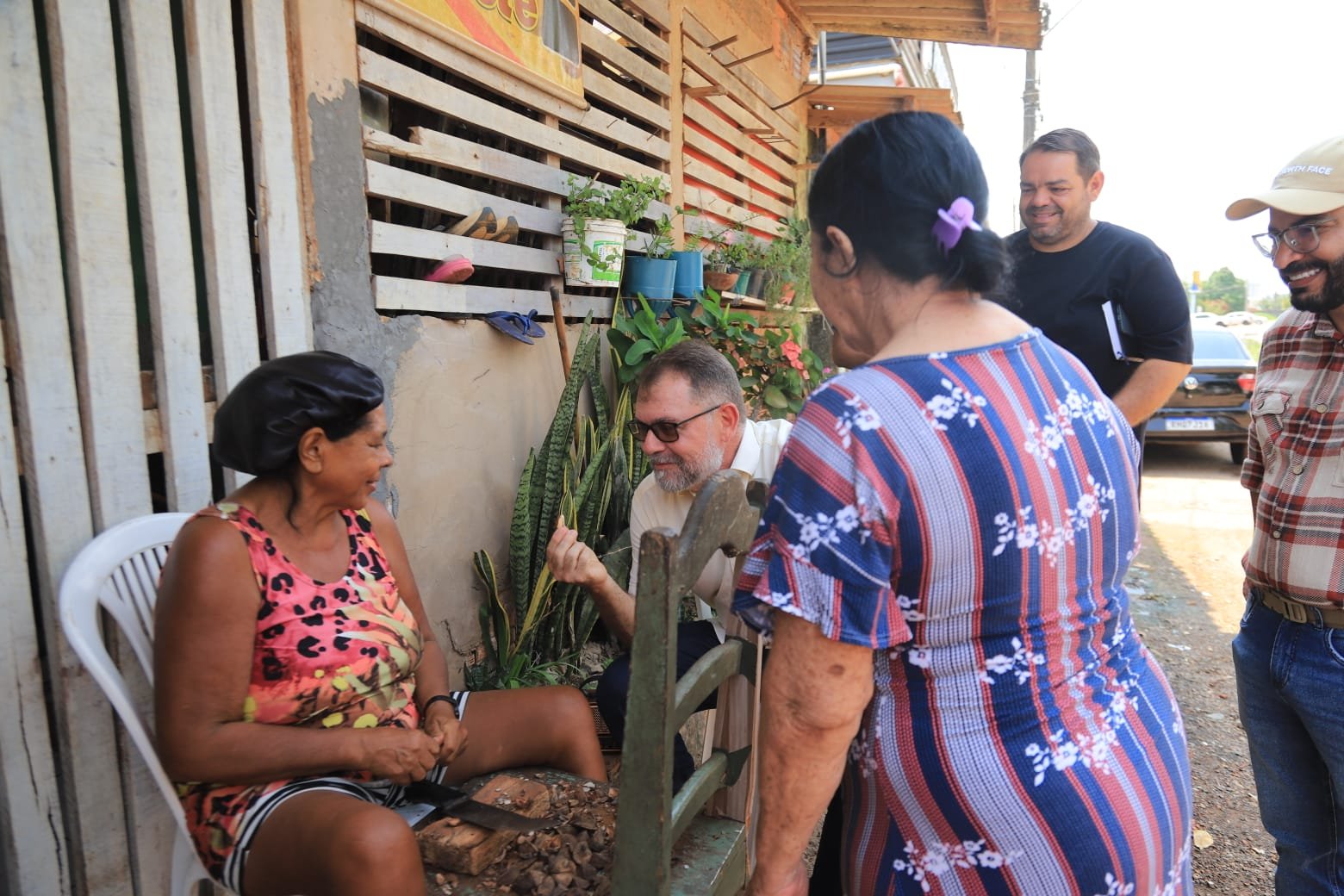 Alysson Bestene acompanha obras de pavimentação no Joafra II e ouve demandas de moradores