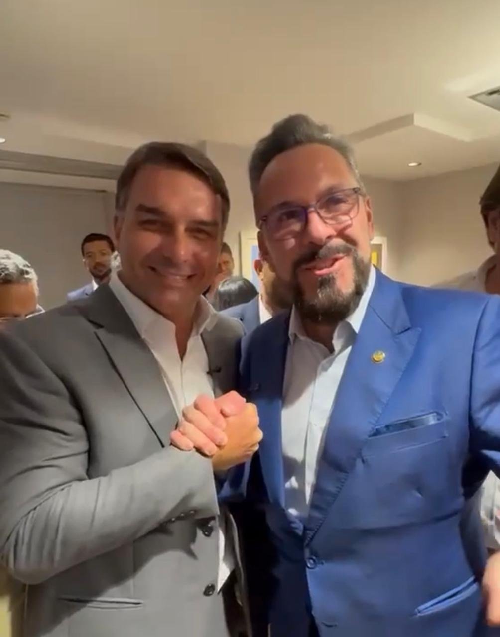 “Quem venceu foi a mudança”, afirma Flávio Bolsonaro ao lado de Alan Rick em Brasília