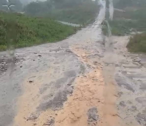 Caminhoneiro denuncia atoleiros e risco de acidentes na BR-364 próximo à ponte do Caeté