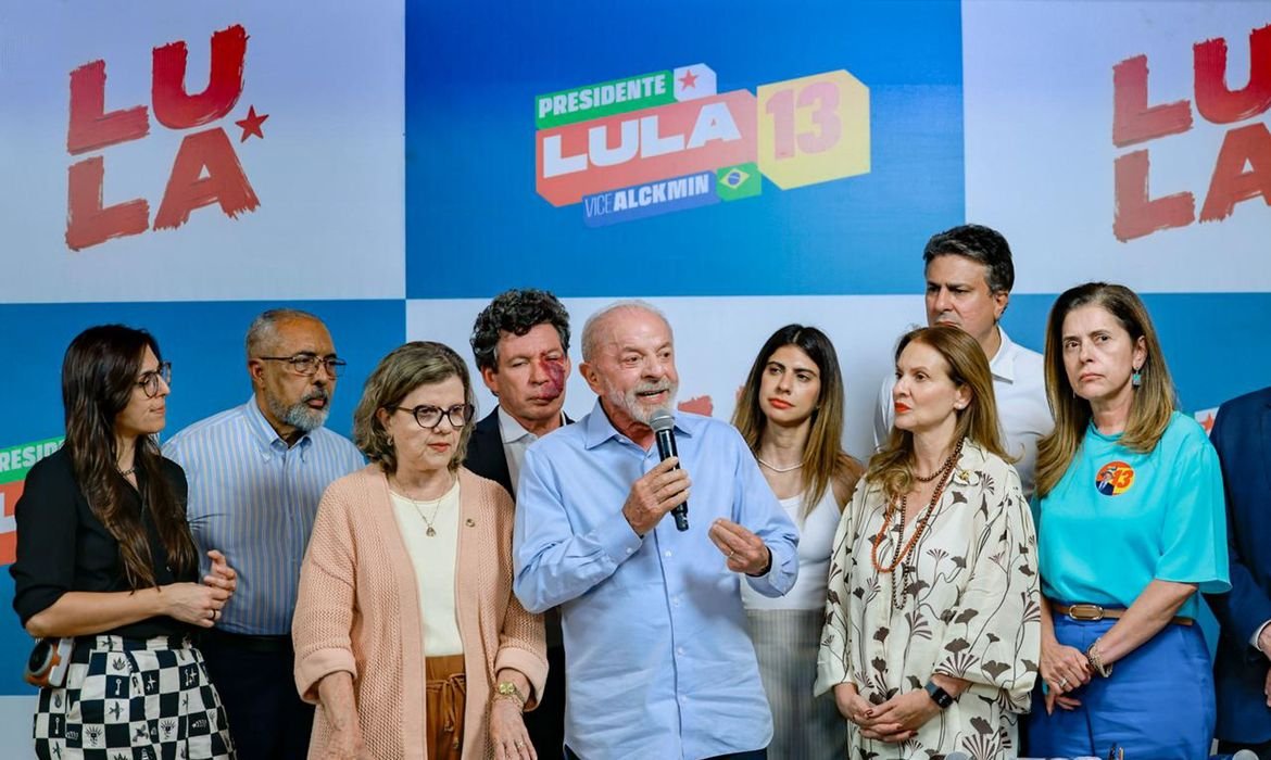 Lula promete fim da escala 6×1 sem redução de salário e defende investimentos públicos