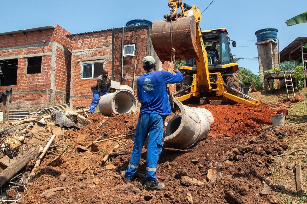 Prefeitura avança com obras de drenagem e prepara asfaltamento de rua no Vila Nova, em Rio Branco